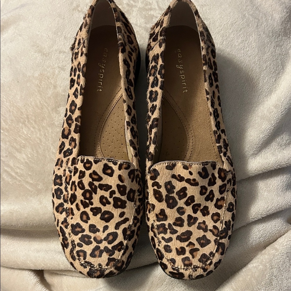 Easy spirit loafers size 8.5 in like new condition.